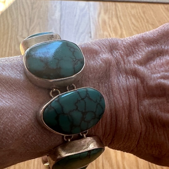 Turquoise Stone Silver Bracelet. Great piece - Picture 5 of 5